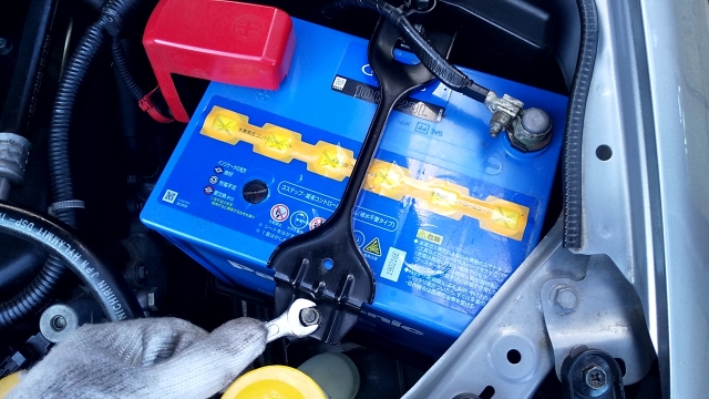 エンジンルーム内にある青色のバッテリー