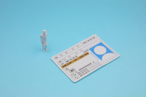 免許証と人型の人形