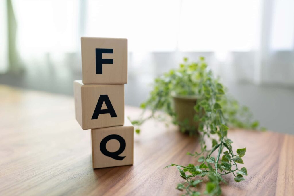 	木製ブロックで作られた「FAQ」の文字と観葉植物