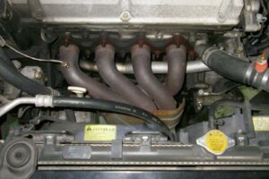 車のボンネット内