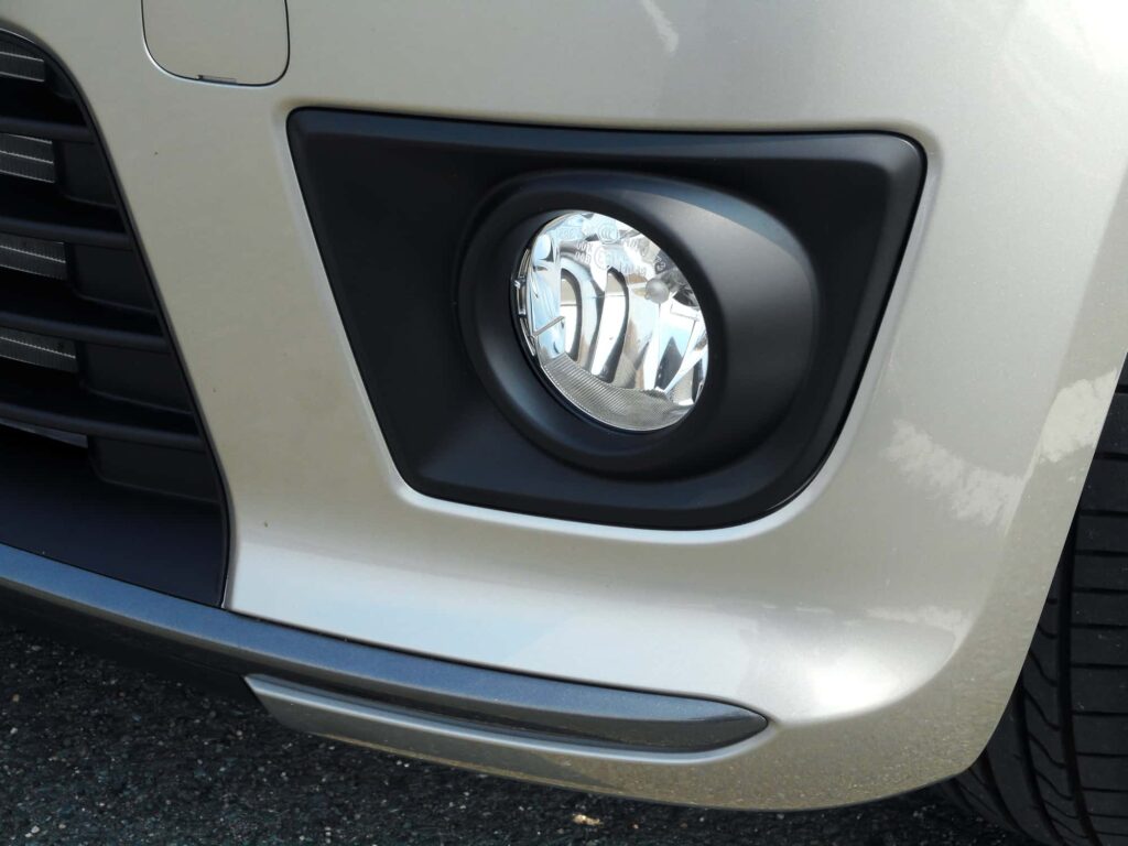 	車のバンパーに取り付けられたフォグランプのクローズアップ