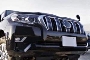 \メッキグリルとLEDヘッドライトを備えた黒いSUVのフロントビュー