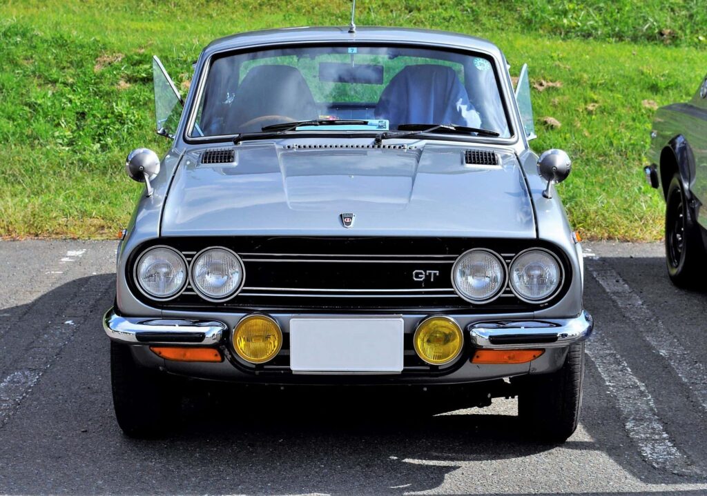 フロントにフォグランプを装着したクラシックカーの正面写真