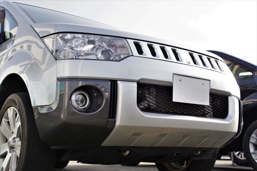 フォグランプ付きフロントバンパーのSUV車両のローフロントアングル