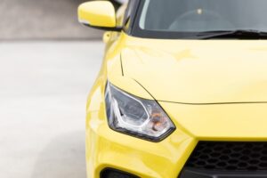 黄色い車のヘッドライト