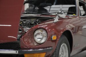 車のボンネットが開いている様子