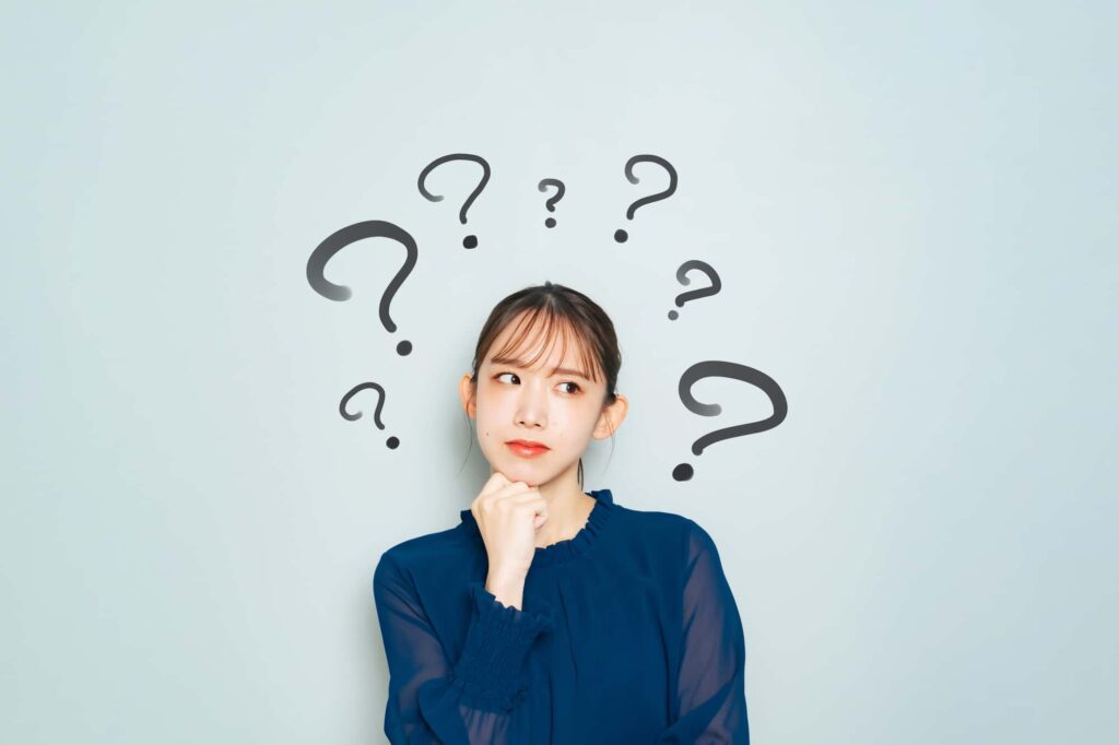 はてなを浮かべる女性