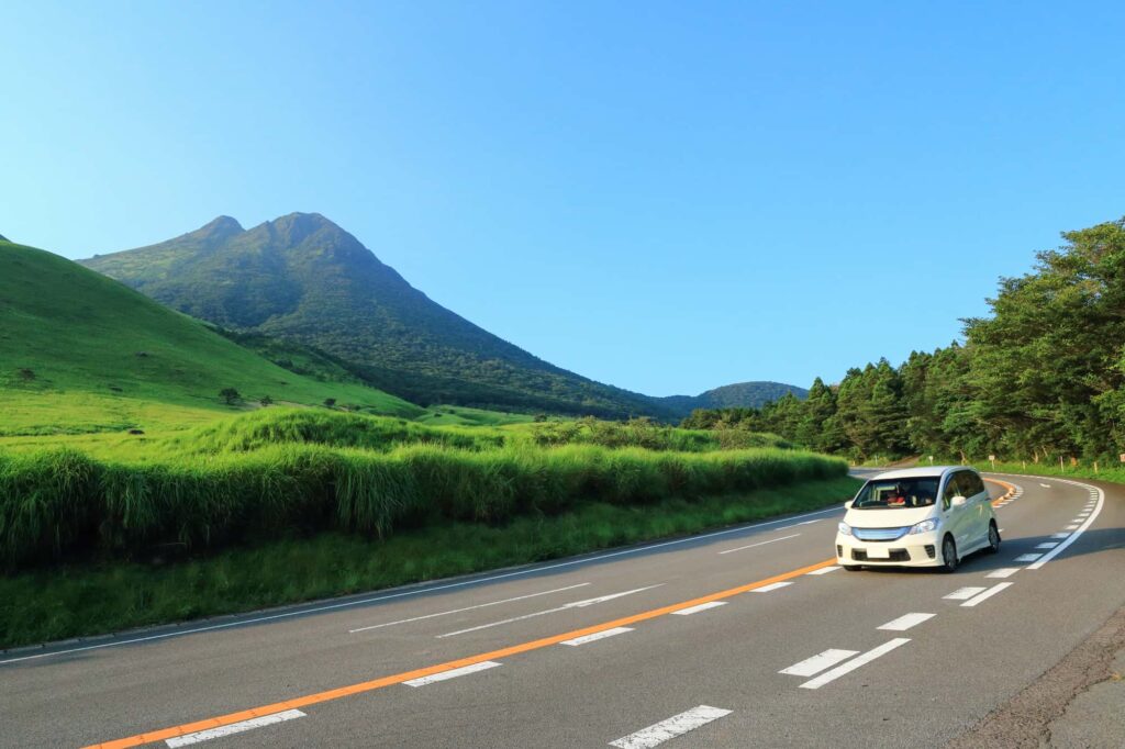 青空の中走る車