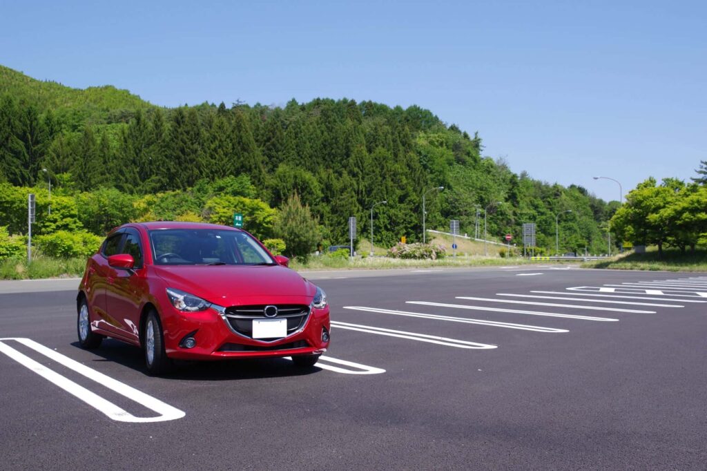 青空のなか駐車している車