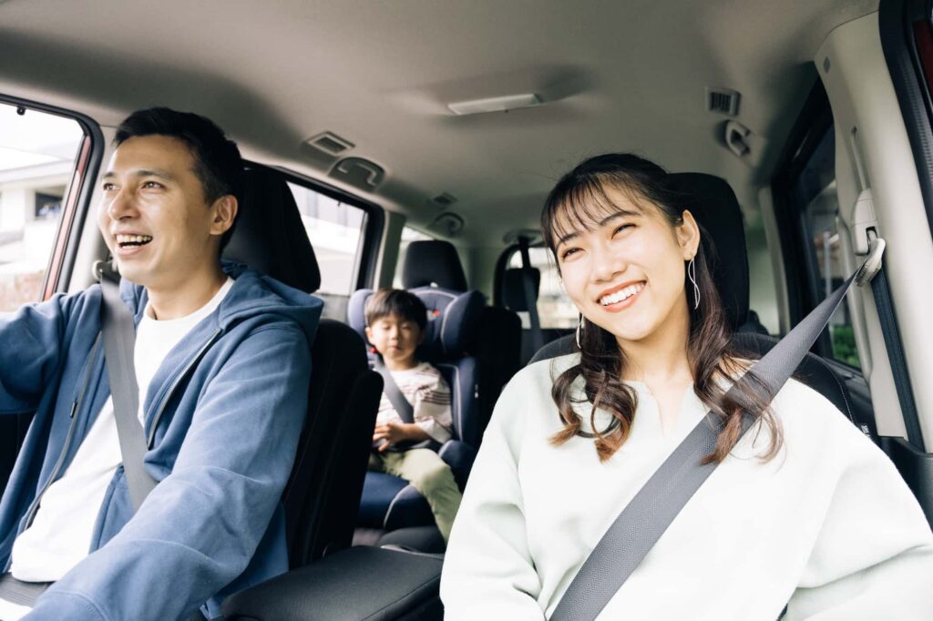 車で家族でお出かけする様子