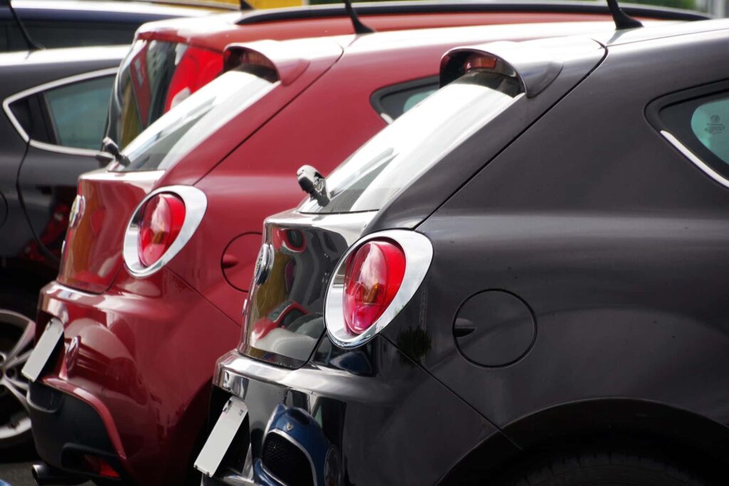 駐車されている赤と黒の車