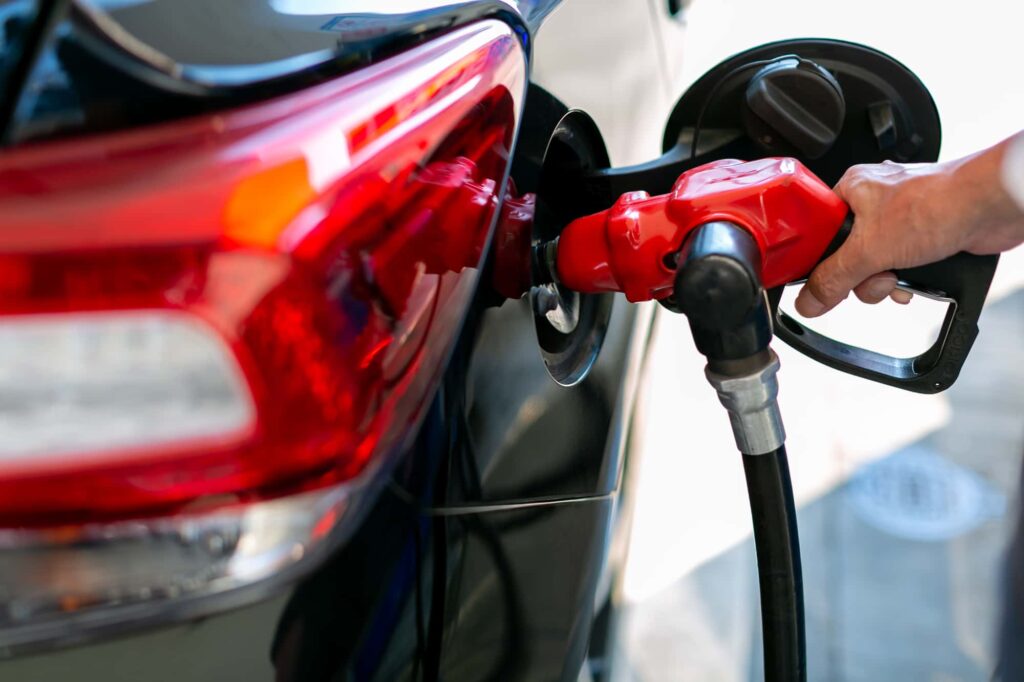 給油している黒色の車