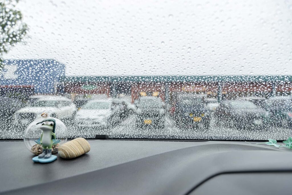 車のフロントガラスに雨粒がびっしり付着している様子