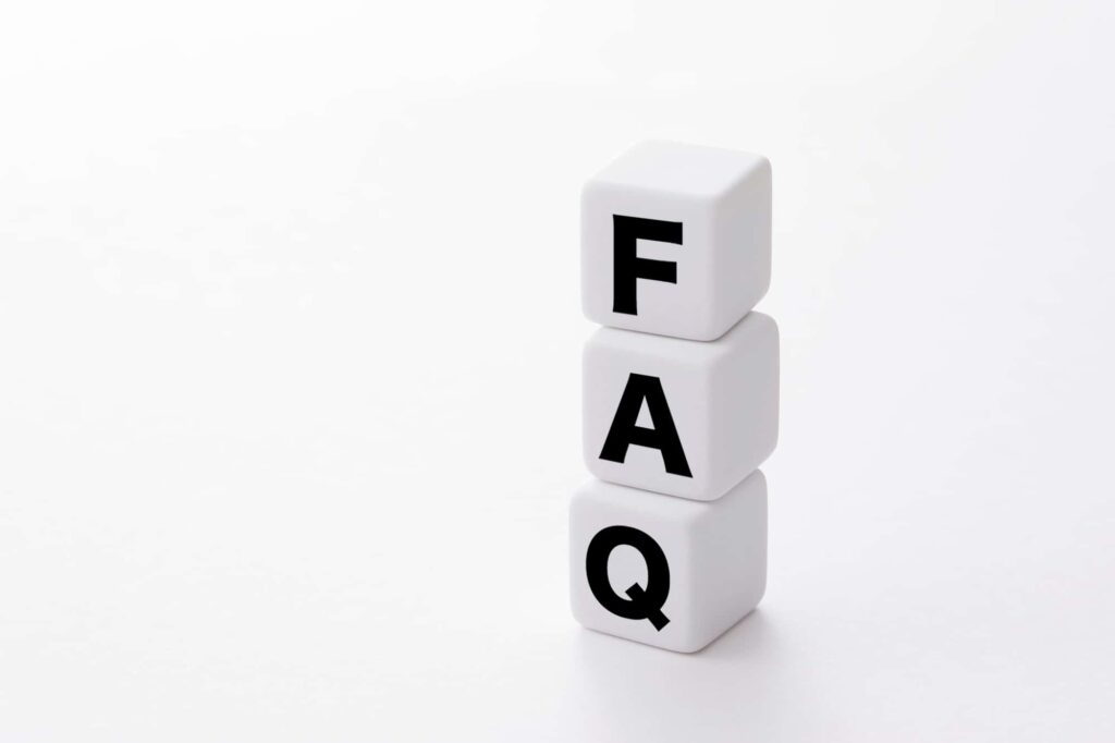  「FAQ」と書かれた白いブロックが縦に積まれている様子

