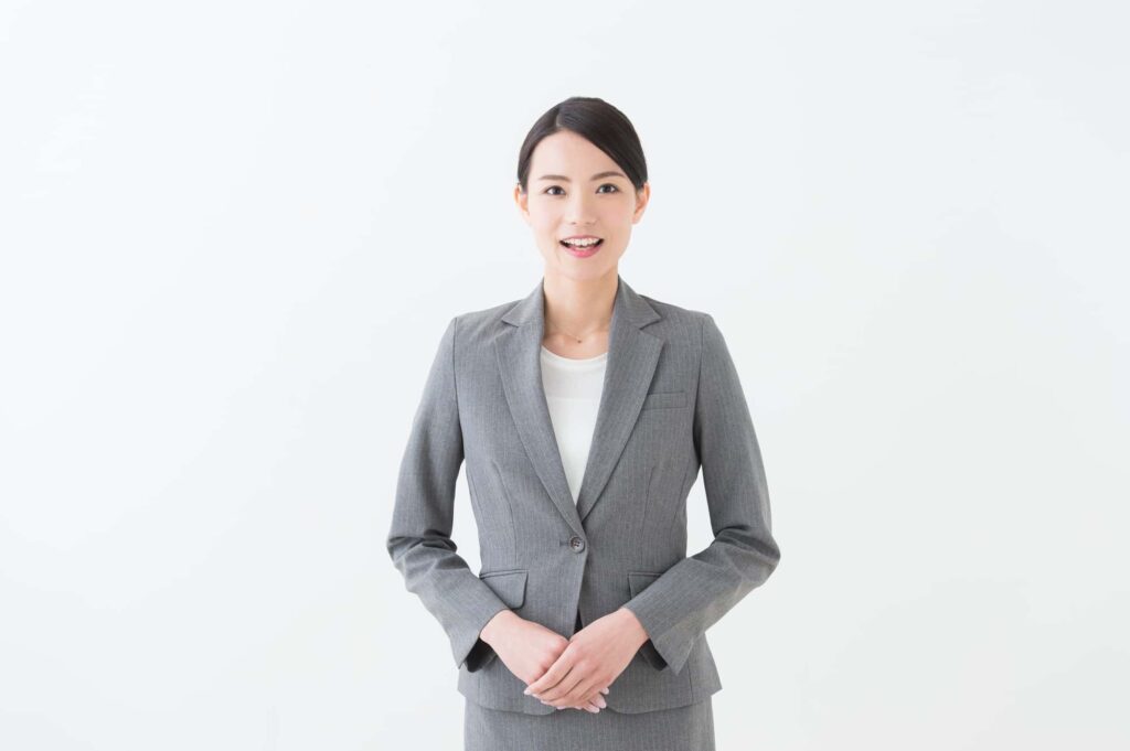 手を前を組む女性