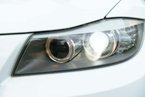 ヘッドライトが光っている白の車