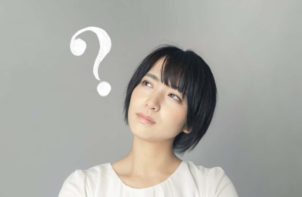 はてなを浮かべる女性