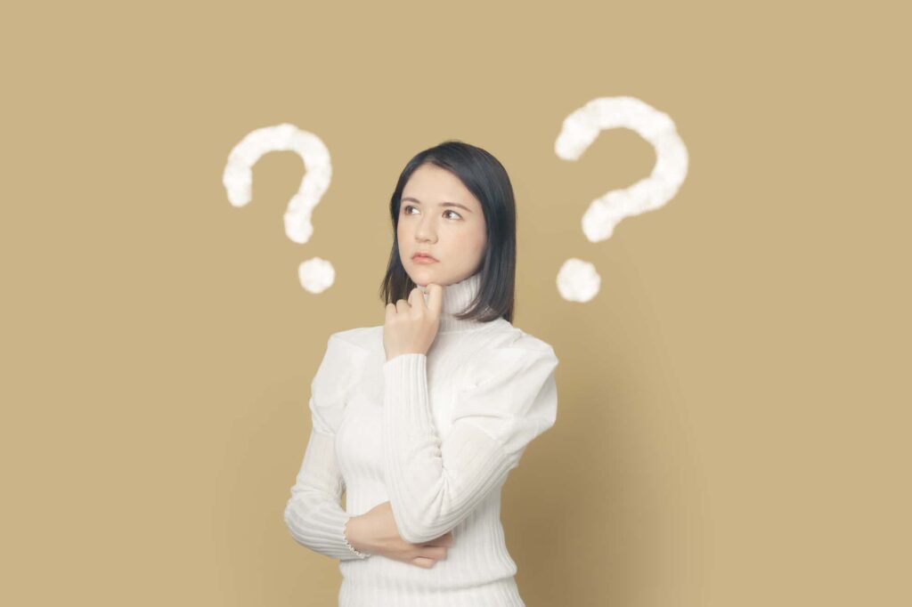 はてなを浮かべる女性