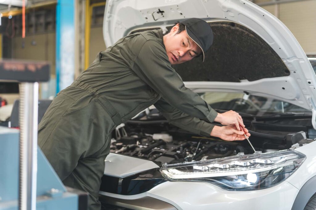 車を点検する男性