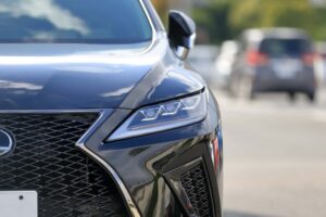 黒い車のヘッドライト