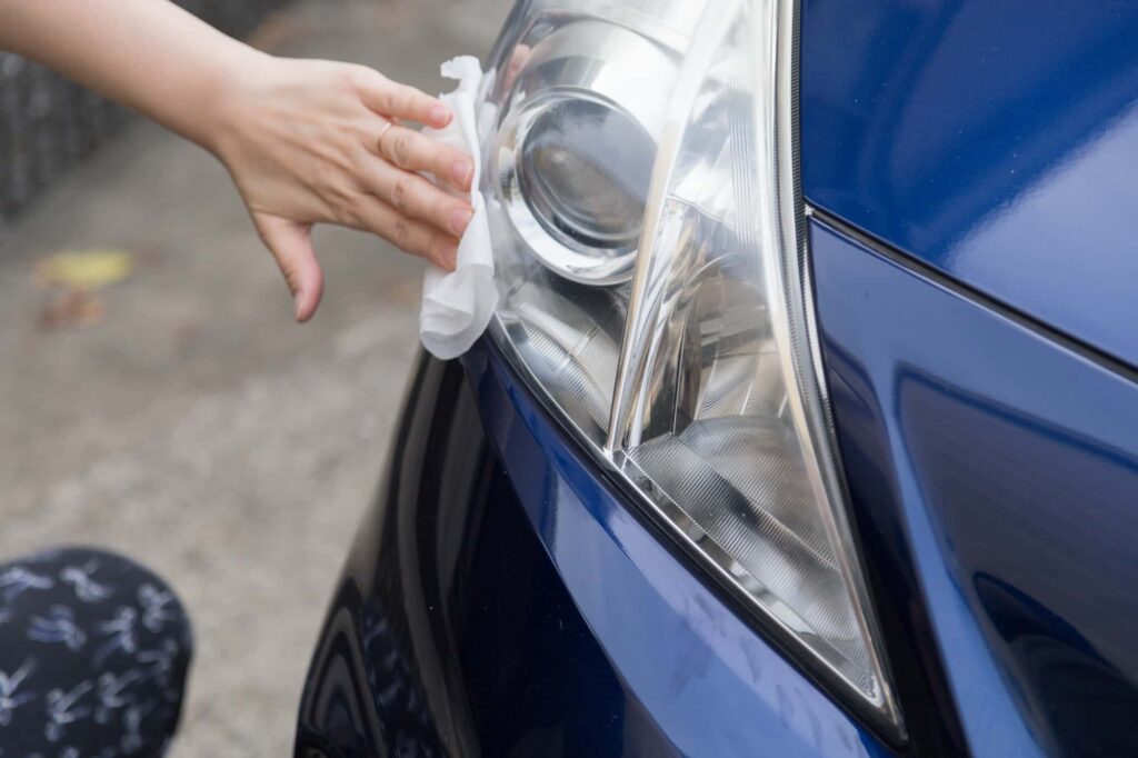 ヘッドライトを拭く様子