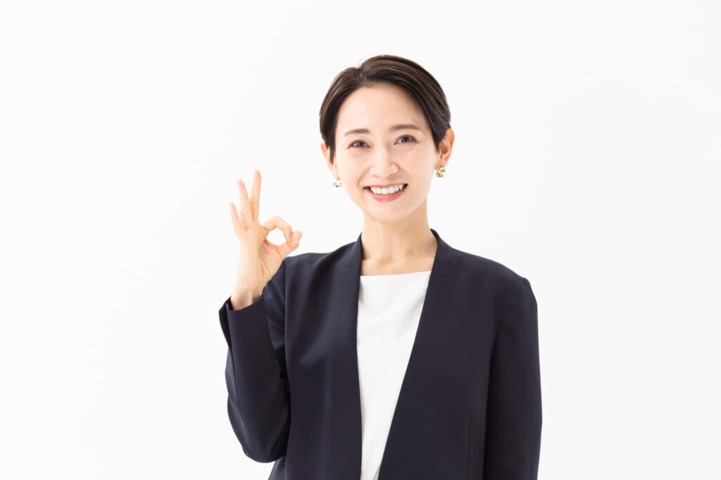 OKマークを作る女性