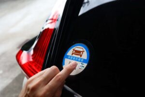 車庫証明のシールを指さす様子