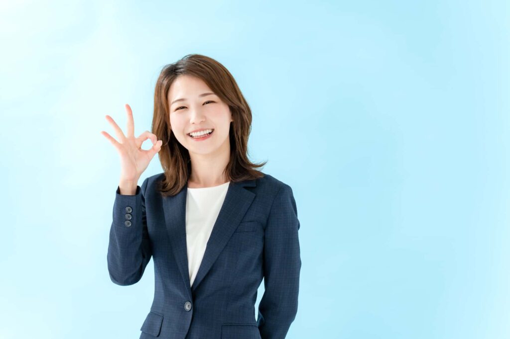 OKマークを作る女性