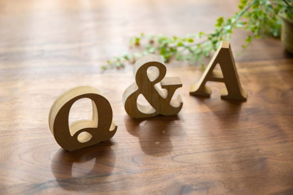 木でできたQ&Aのブロック