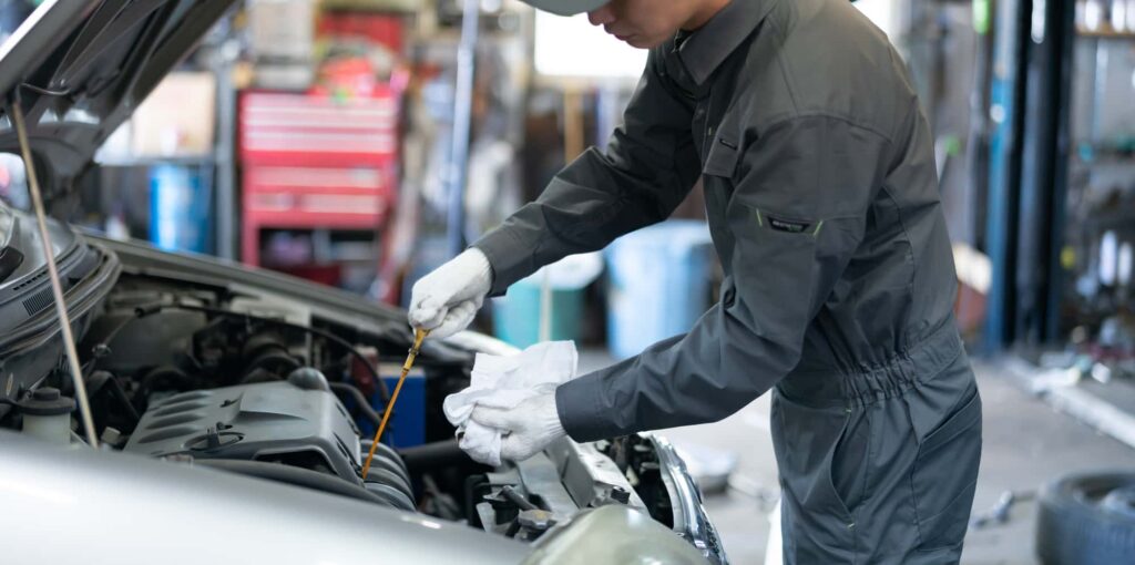 オイル点検中の整備士