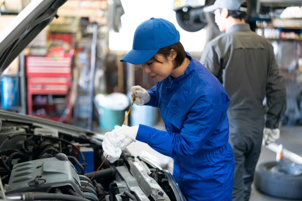 オイルチェック中の整備士