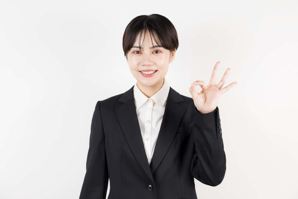 OKサインを出すビジネススーツの女性