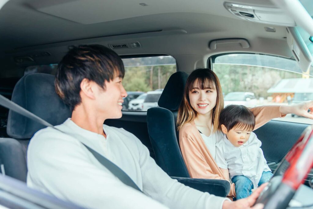 車内で会話する家族