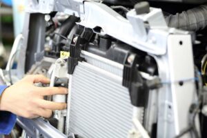 車の整備を行う様子