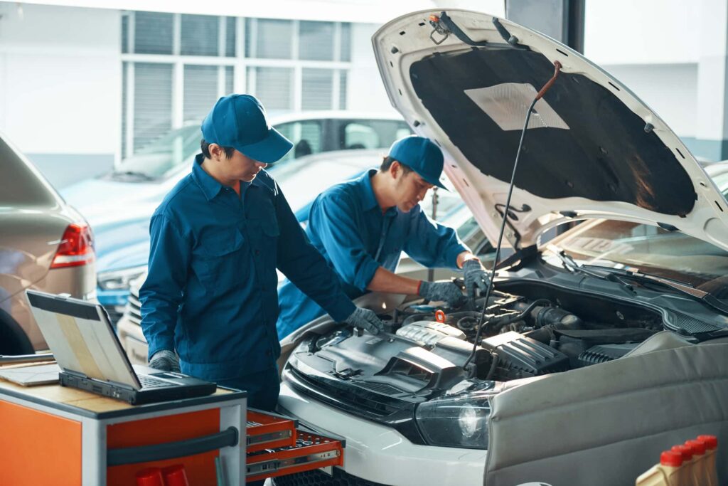 自動車を整備している2人