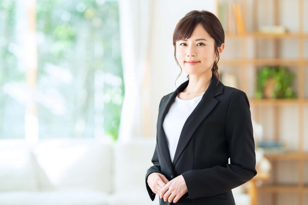 体の前で手を組む女性