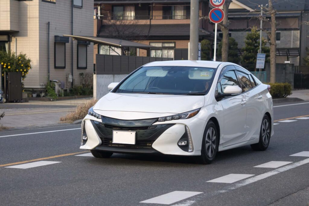 道路を走る白い車