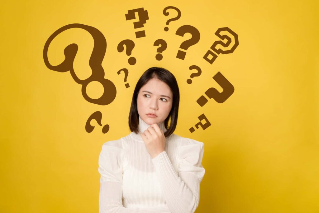 はてなを浮かべる女性