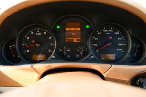 車のスピードメーター