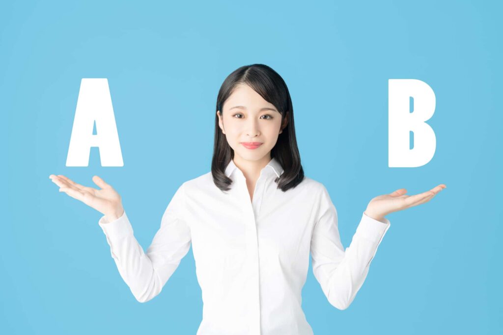 AとBを掲げる女性