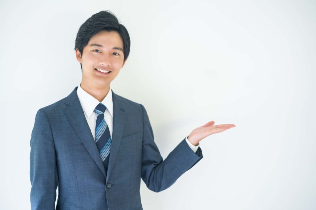 案内をする男性