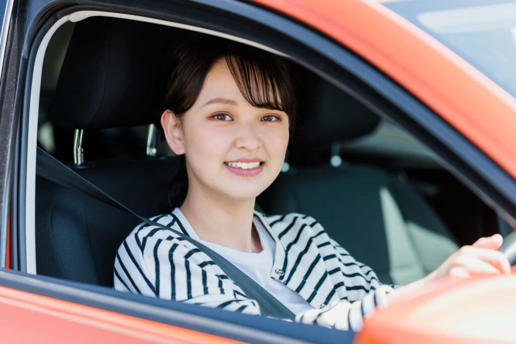 車からこちらを見つける女性