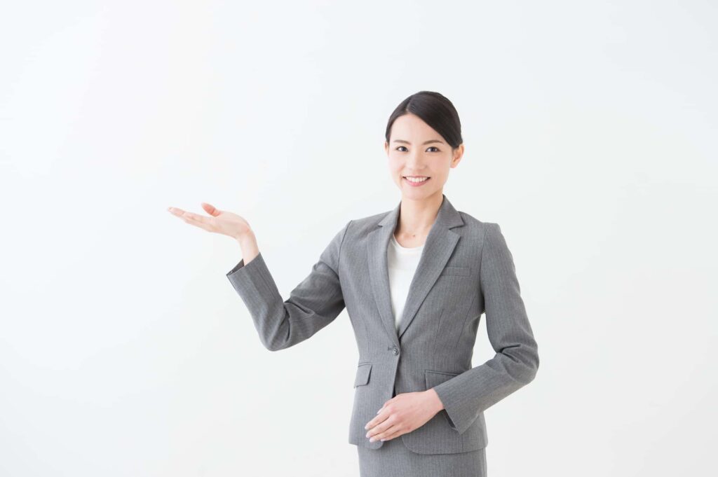 案内をする女性