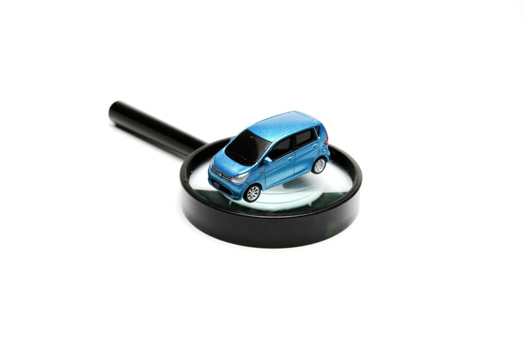 虫眼鏡の上のミニカー