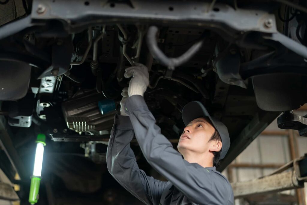 車を点検している整備員