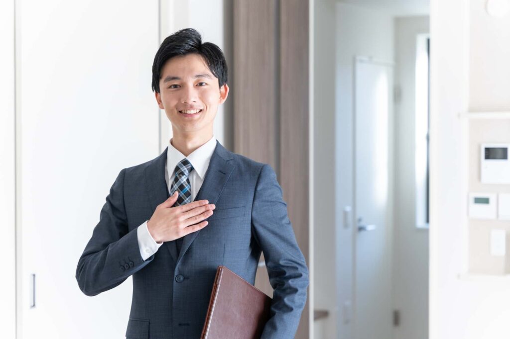胸に手を当てる営業マン