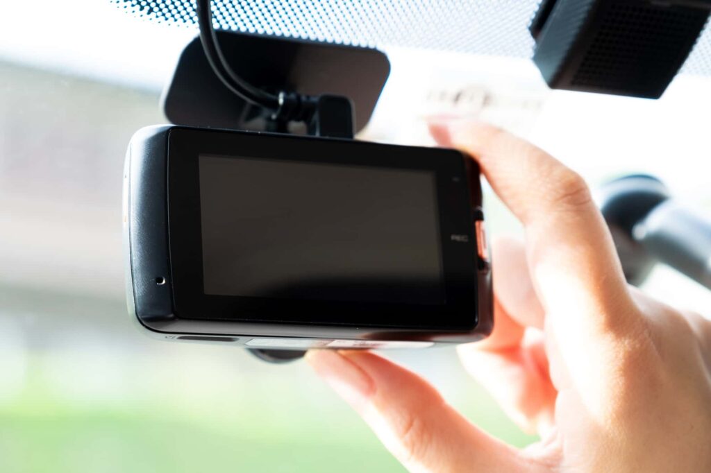 ドライブレコーダーを操作している様子