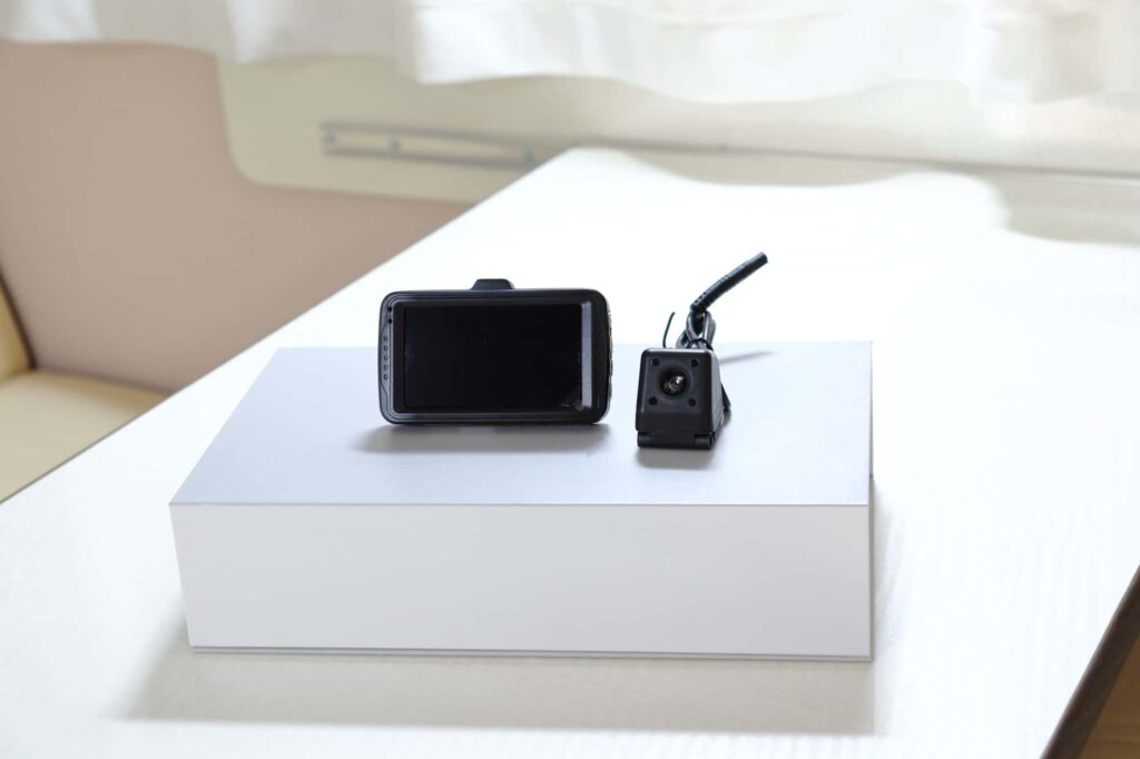 箱の上に置かれたドライブレコーダー