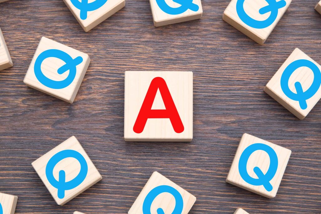 たくさんのQのブロックに囲まれたAのブロック