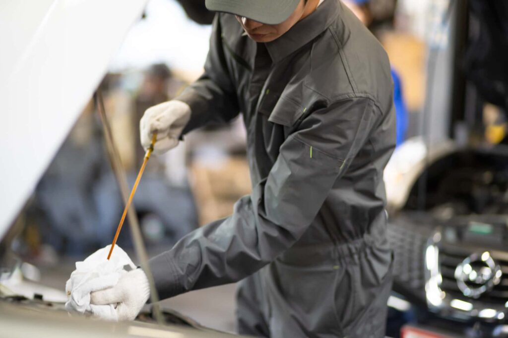 整備員が整備している様子